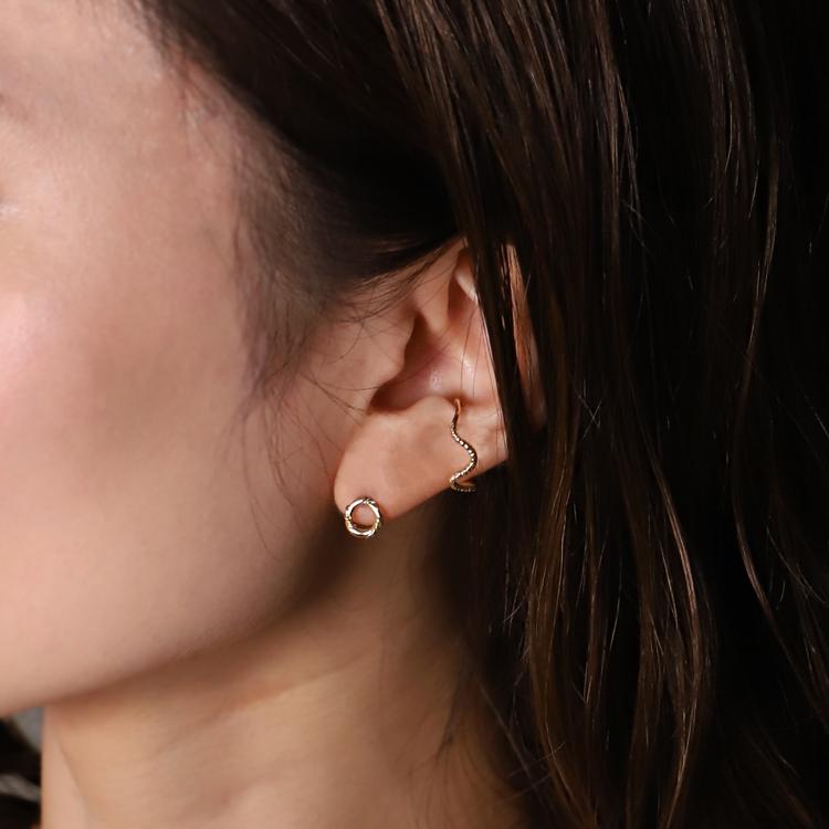 【土日限定2000円OFFクーポン有】 イヤーカフ 18金 イヤカフ k18 18k レディース ノンホール ピアス ウェーブ 凸凹 ノンホールピアス 片耳 大ぶり | DEVAS | 09