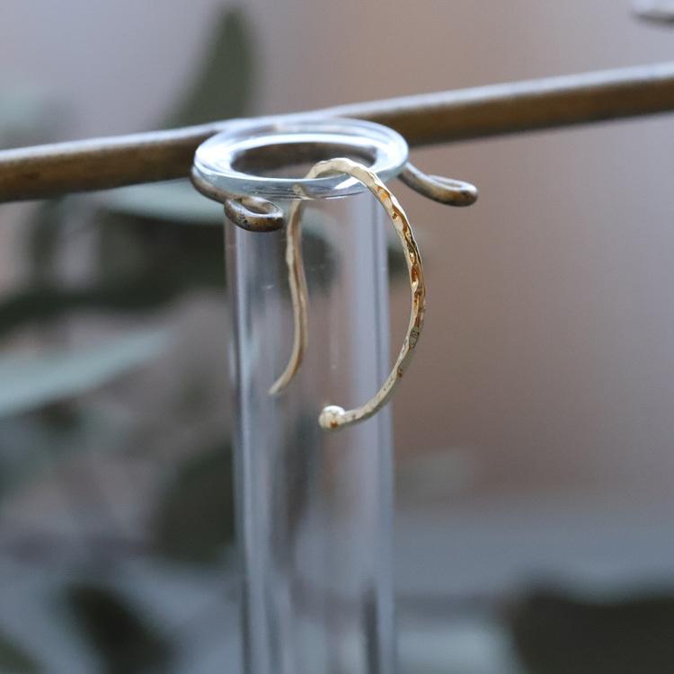 【土日限定2000円OFFクーポン有】 イヤーカフ 18金 イヤカフ k18 18k レディース ノンホール ピアス 凸凹 槌目 ノンホールピアス 片耳 大ぶり | DEVAS | 01