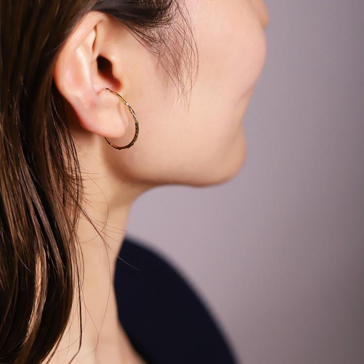 【土日限定2000円OFFクーポン有】 イヤーカフ 18金 イヤカフ k18 18k レディース ノンホール ピアス 凸凹 槌目 ノンホールピアス 片耳 大ぶり | DEVAS | 13