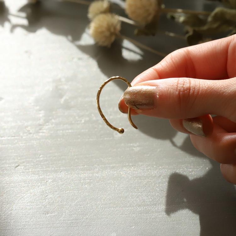 【土日限定2000円OFFクーポン有】 イヤーカフ 18金 イヤカフ k18 18k レディース ノンホール ピアス 凸凹 槌目 ノンホールピアス 片耳 大ぶり | DEVAS | 14