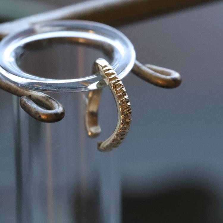 【土日限定2000円OFFクーポン有】 イヤーカフ 18金 イヤカフ k18 18k レディース ノンホール ピアス ウェーブ 凸凹 ノンホールピアス つけっぱなし 片耳 | DEVAS | 01