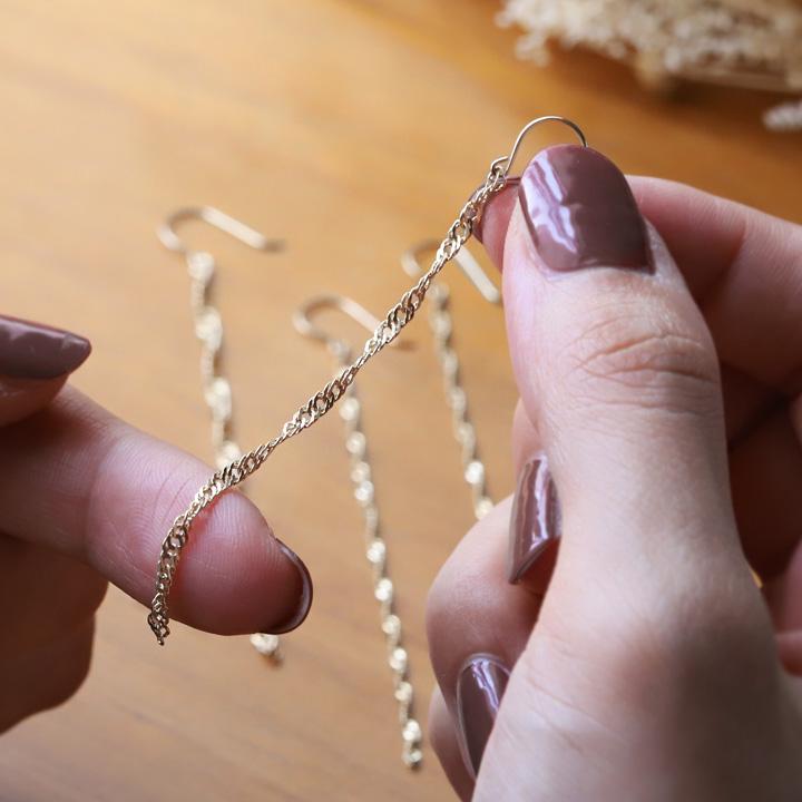 プラチナピアス　スクリューチェーン　フープピアス　pt850　つけっぱなし 新作 プラチナピアス スクリューチェーンフープピアス 2.4㎜幅