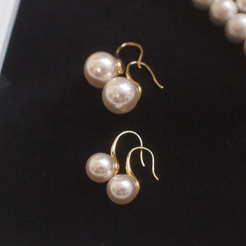 Cuiller　ホワイトパールピアス / イヤリング《8ミリ/10ミリ》 フェイスラインを美しく魅せるスプーンフック | 