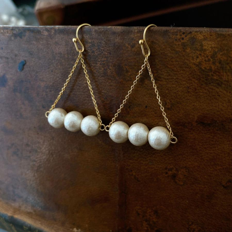 トライアングルチェーン コットンパールピアス / イヤリング 揺れるコットンパール 軽やかさにときめく 樹脂イヤリング ポストピアス |  | 01