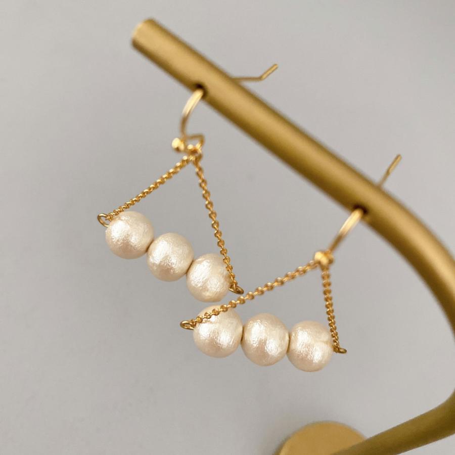 トライアングルチェーン コットンパールピアス / イヤリング 揺れるコットンパール 軽やかさにときめく 樹脂イヤリング ポストピアス |  | 03