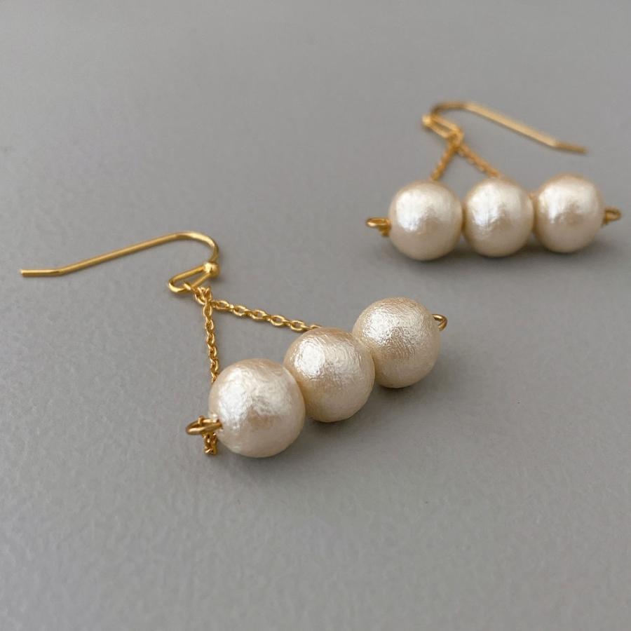 トライアングルチェーン コットンパールピアス / イヤリング 揺れるコットンパール 軽やかさにときめく 樹脂イヤリング ポストピアス |  | 04