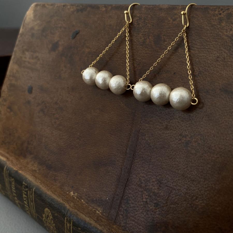 トライアングルチェーン コットンパールピアス / イヤリング 揺れるコットンパール 軽やかさにときめく 樹脂イヤリング ポストピアス |  | 05