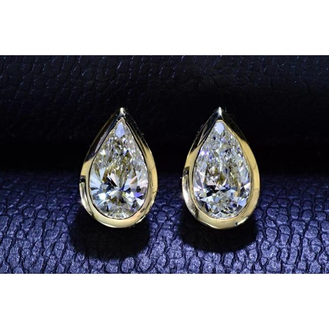 0.3カラット ペアシェイプ ダイヤ一粒ピアス スタッズYGで囲み Dカラー