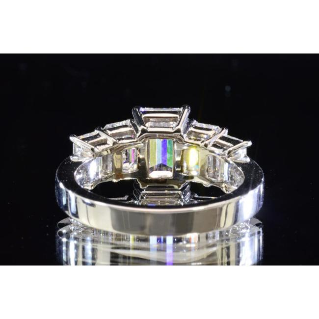 ダイヤ取り巻きエメラルドリング保証書あります訳あり格安です ダイヤ取り巻きエメラルドリング保証書あります訳あり格安です