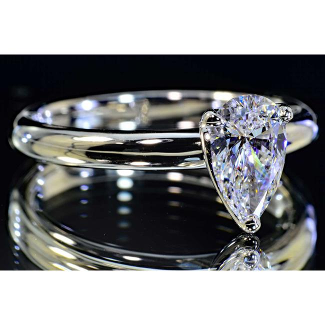 ペアシェイプカット ダイヤモンドリング プラチナ 0.7カラットDIF