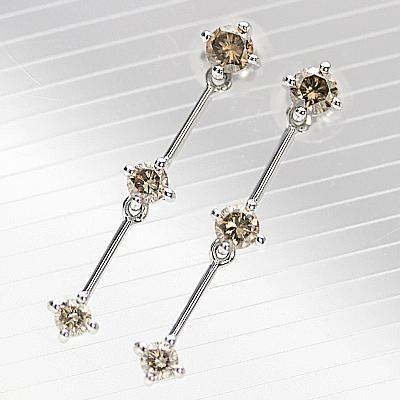 K18WGブラウンダイヤモンドスリーストーンピアス 0.60ct 
