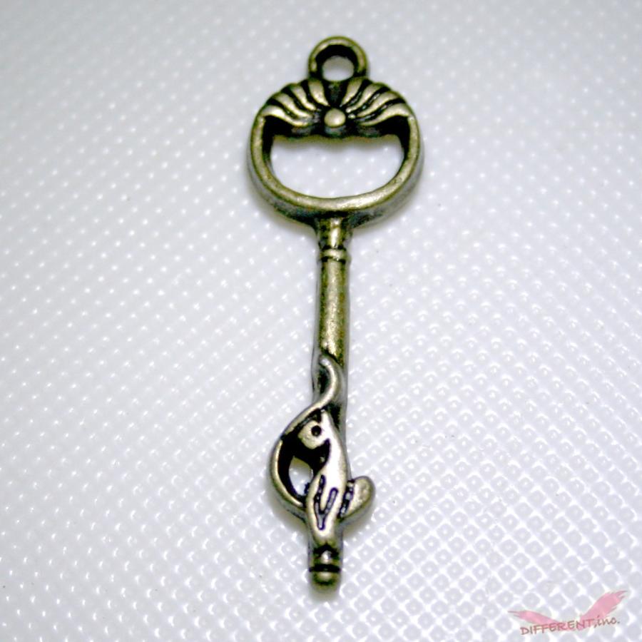 お洒落なキャットデザインを施したアンティークキー チャーム | 
