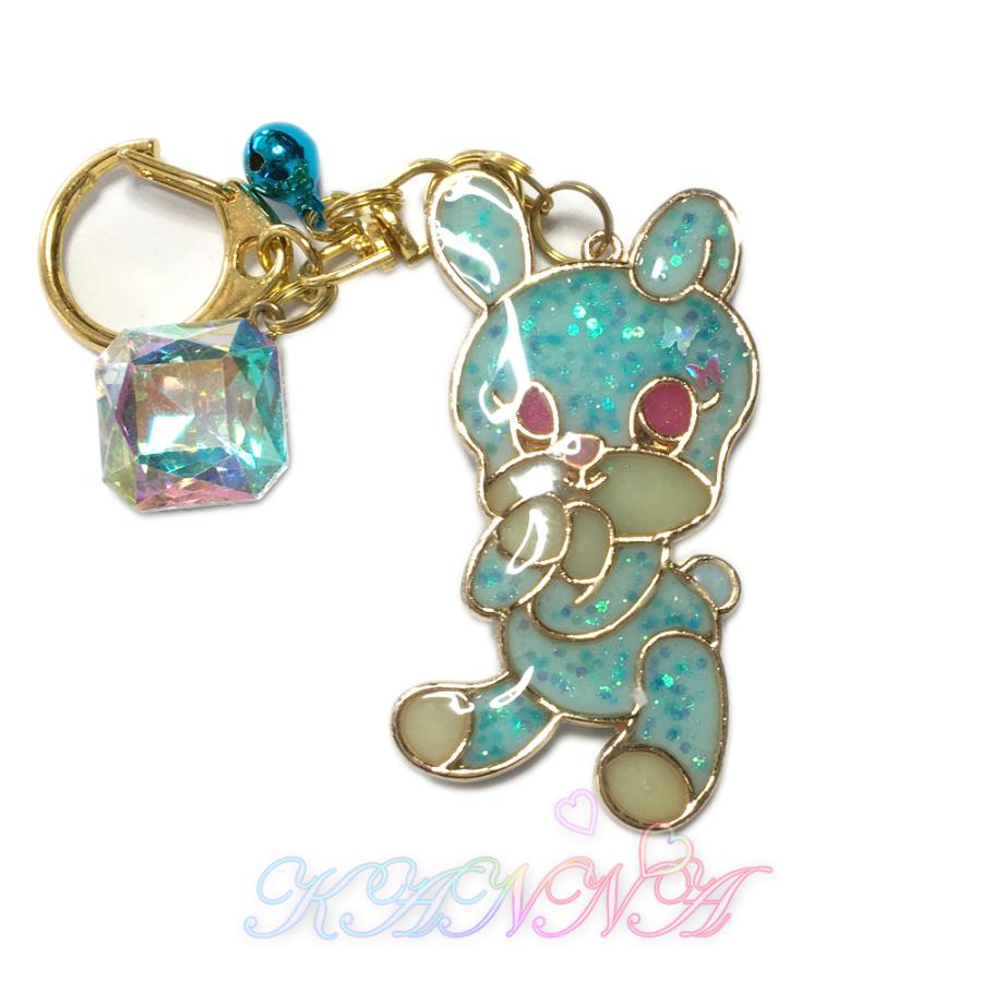 ライトブルーの可愛いuうさぎさんキーホルダーレジン製 ビジュー付き