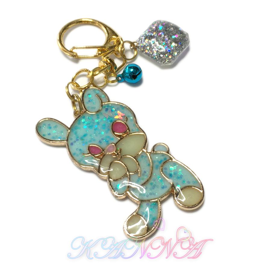 ライトブルーの可愛いuうさぎさんキーホルダーレジン製 ビジュー付き