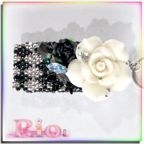 モノトーンのフリスクケースキーチェーン付き  by Rio |  | 04