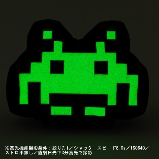 スペースインベーダー誕生45周年記念 蓄光ぬいぐるみクッション