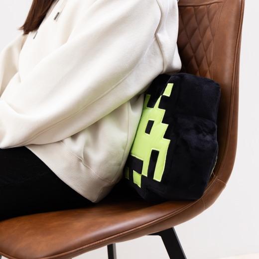 スペースインベーダー誕生45周年記念 蓄光ぬいぐるみクッション