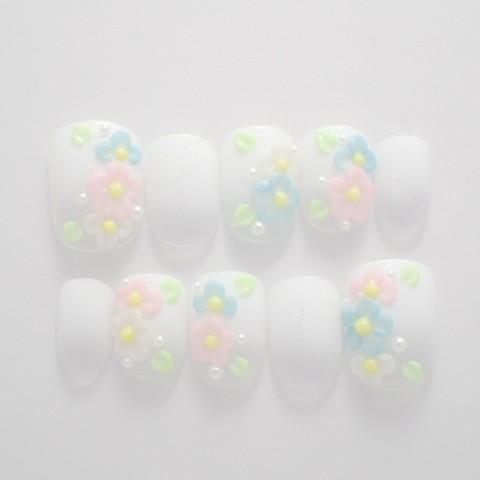 ネイルチップ ホワイトラメグラデーションにカラフル3ｄ小花 ショートからレギュラーオーバルまで長さが選べるデザインつけ爪 A144 Dinaネイル 通販 Yahoo ショッピング