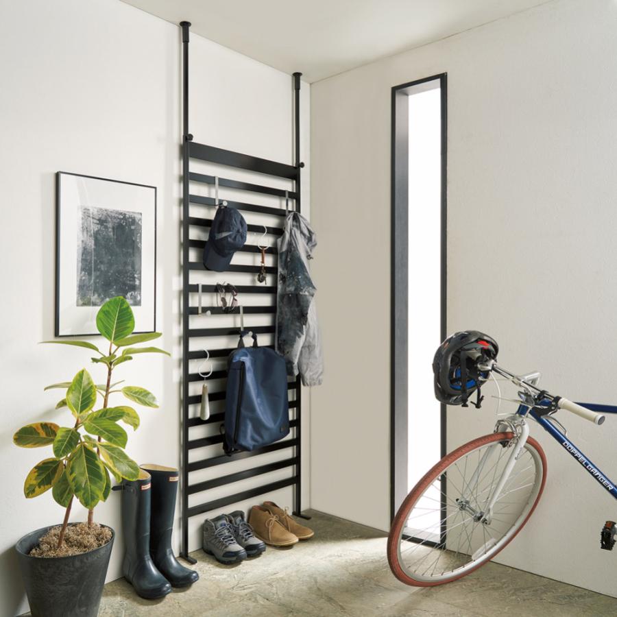 玄関をおしゃれに飾れる 天井突っ張り壁面ディスプレイハンガー 幅77cm 衣類収納 ハンガーラック パイプハンガー 631607 | dinos