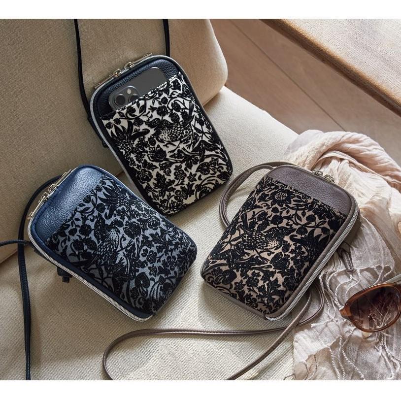 LIBERTY.（リバティ） フロッキー加工生地のスマホポシェット いちご