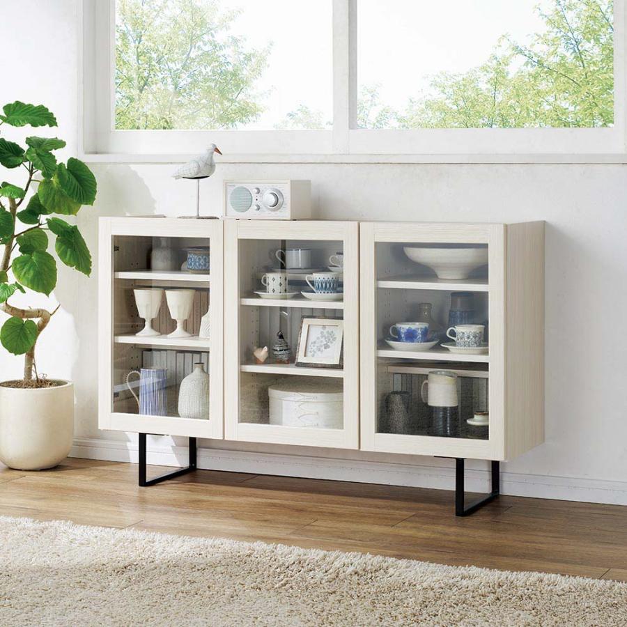 dinos（ディノス） 段違い棚のディスプレイキャビネット ガラス戸