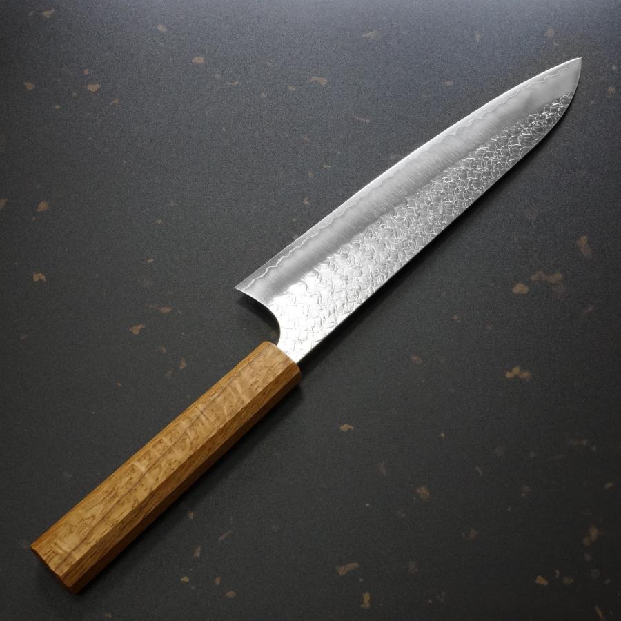 包丁 牛刀 240mm 粉末ステンレスハイス スーパーゴールド2 槌目 鍛造 8寸 カトウ打刃物製作所 義実作 漆塗樫柄 MINAMO 越前打刃物 日本製_4