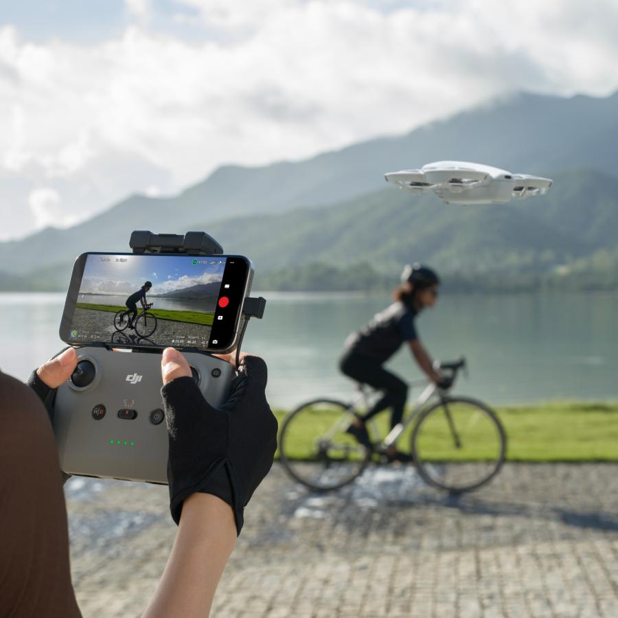 お得な公式限定セット 1年版 サポート付 Care ドローン DJI Neo Fly More Combo コンボ Vlog 撮影 手のひらサイズ 軽量 プロペラガード 最大飛行54分の画像