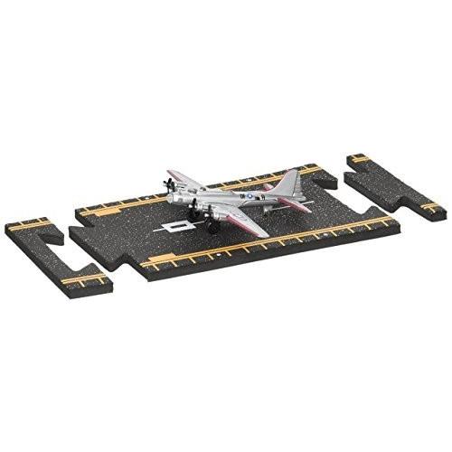 Hot Wings B-17 Flying Fortress Jet (Silver) with Connectible Runway