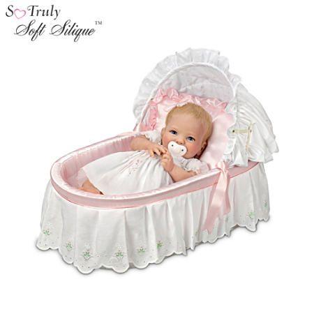 【アシュトンドレイク】Cheryl Hill Lifelike Baby Doll With Basket And Sat/赤ちゃん人形/ベビードール(42315円)