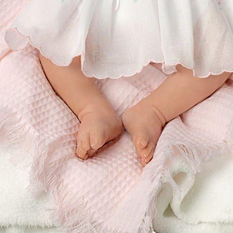 【２点セット】 【アシュトンドレイク】Cheryl Hill Lifelike Baby Doll With Basket And Sat/赤ちゃん人形/ベビードール 【EIM1205172940】(42315円)