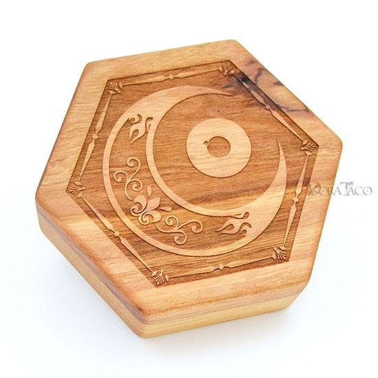 昭和レトロ　木製型抜き 六角形デザイン　寿 六角形ダイスボックス【神秘の目／チェリー木材】 : サイコロ専門店