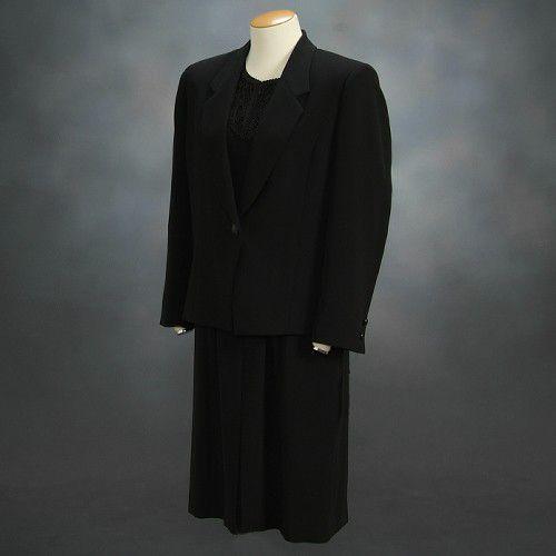 ブラックフォーマルスーツ　喪服　礼服　アウトレット品　アンサンブル２点セット　サイズ９号　日本製