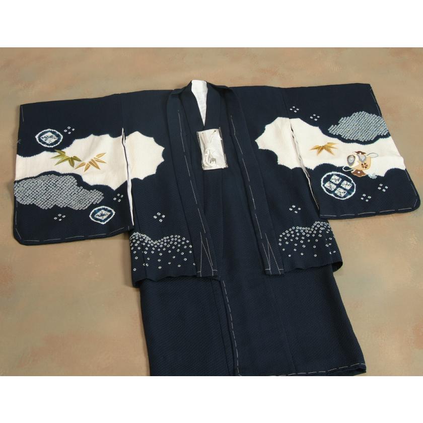 【新品 送料込み】 七五三 5歳 男の子 正絹 着物袴セット 総刺繍兜紺地正絹羽織着物 本絞り 黒縞正絹袴 12点セット 足袋付きセット 日本製 【BCD2768322992】(97200円)