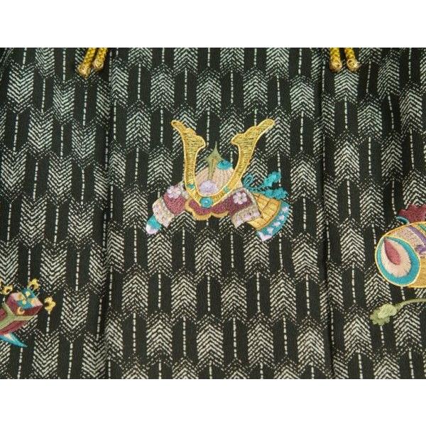 七五三 3歳 被布単品 男の子 着物 黒グレー色 兜刺繍 金駒刺繍 矢絣地柄文様 日本製 | 京美 | 02