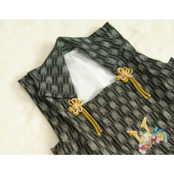 七五三 3歳 被布単品 男の子 着物 黒グレー色 兜刺繍 金駒刺繍 矢絣地柄文様 日本製 | 京美 | 03