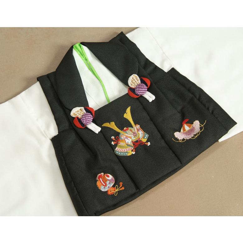 ベビー着物 赤ちゃん 男の子着物 白色着物 黒色被布 兜刺繍 二部式仕様の楽々着せ付けタイプ | 京美 | 02