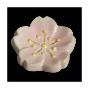 瀬戸赤津焼帯留め飾り　華畑シリーズ　瀬戸物　陶器　桜　淡いピンク　日本製　通常の帯〆でも使用可能な幅広金具使用