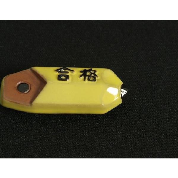 瀬戸赤津焼帯留め飾り　おもしろ帯留シリーズ　瀬戸物　陶器　合格えんぴつ　黄色　日本製　通常の帯〆でも使用可能な幅広金具使用 |  | 01