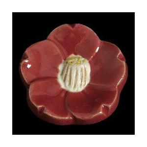 瀬戸赤津焼帯留め飾り　華畑シリーズ　瀬戸物　陶器　ツバキ　エンジ色　日本製　通常の帯〆でも使用可能な幅広金具使用