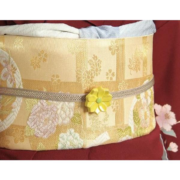 瀬戸赤津焼帯留め飾り　華畑シリーズ　瀬戸物　陶器　福寿草　黄色　日本製　通常の帯〆でも使用可能な幅広金具使用 |  | 03