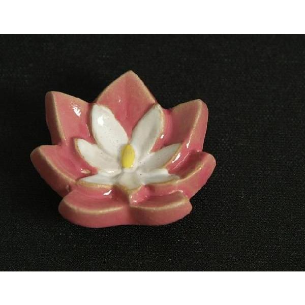 瀬戸赤津焼帯留め飾り　華畑シリーズ　瀬戸物　陶器　すいれん　エンジ白色　日本製　通常の帯〆でも使用可能な幅広金具使用 |  | 01