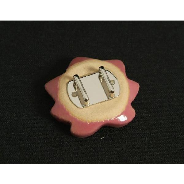 瀬戸赤津焼帯留め飾り　華畑シリーズ　瀬戸物　陶器　すいれん　エンジ白色　日本製　通常の帯〆でも使用可能な幅広金具使用 |  | 02