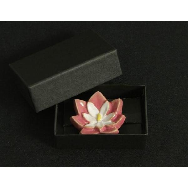 瀬戸赤津焼帯留め飾り　華畑シリーズ　瀬戸物　陶器　すいれん　エンジ白色　日本製　通常の帯〆でも使用可能な幅広金具使用 |  | 05