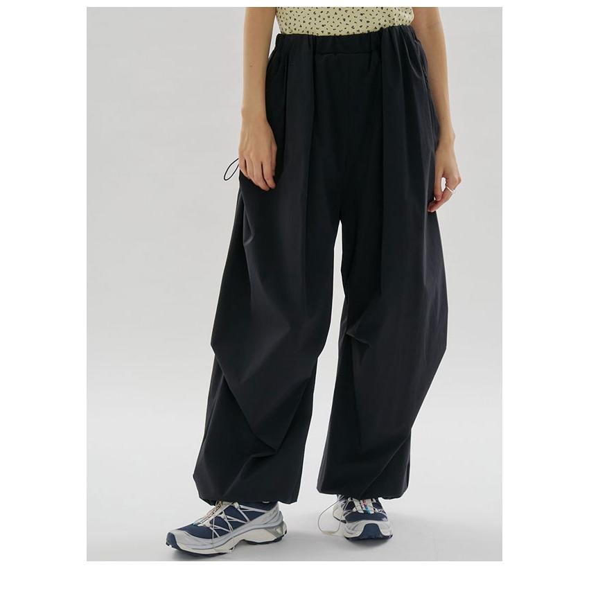 emiページです！SETTO パラシュートパンツ F ブラック emmi 新作10%OFF エミ ボトムス eco ボリュームパラシュートパンツ/撥