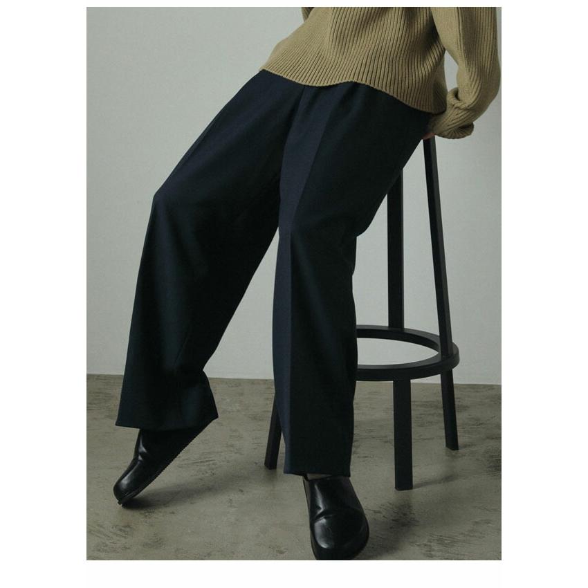 極美品✨名品⚫︎LOEFF⚫︎ 2タックトラウザーパンツ ロエフ＞の2タックパンツ「リラックスした着心地と、凛とした