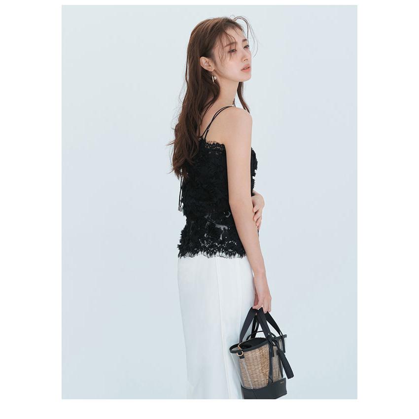 FRAY I.D デザインレースキャミソール NEW ARRIVALS】 繊細なレースで仕上げた贅沢なキャミソール。縫製技術