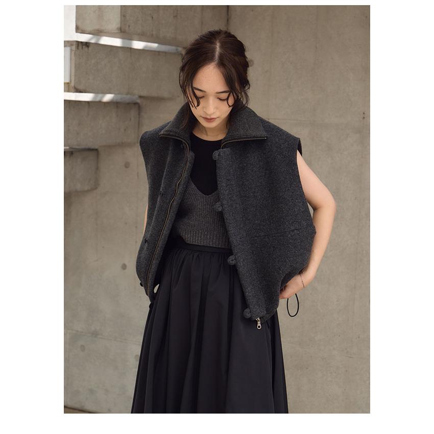 Hella WOOL HIGHNECK VEST ベージュ ヘラ Hella 24秋冬 WOOL HIGHNECK VEST トップス ショート丈
