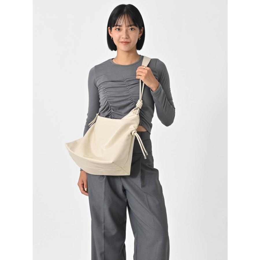 SALE60%OFF エギュゼ iGUISER ボトムス 24秋冬 leather rope strap bag（IVORY） レザーロープストラップバッグ ショルダーバッグ 大容量 内ポケット ig-ig032 | 