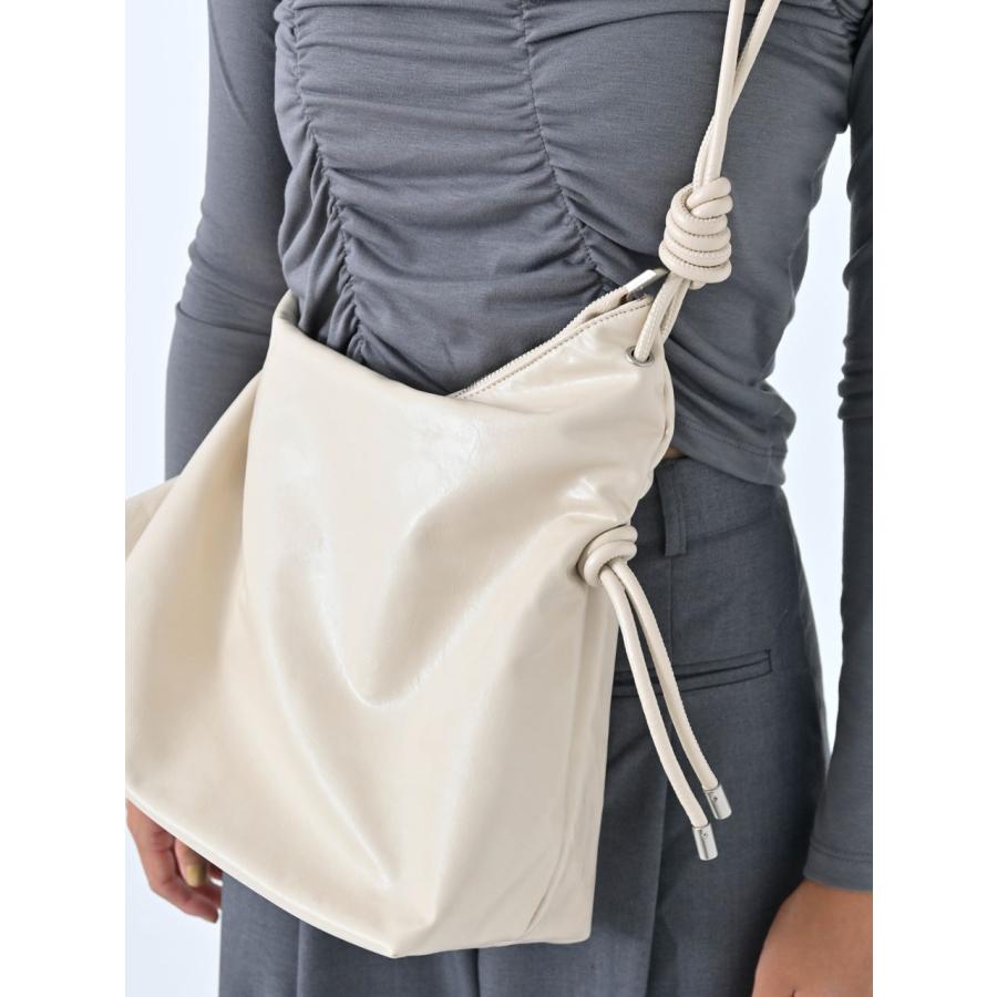 SALE60%OFF エギュゼ iGUISER ボトムス 24秋冬 leather rope strap bag（IVORY） レザーロープストラップバッグ ショルダーバッグ 大容量 内ポケット ig-ig032 |  | 10