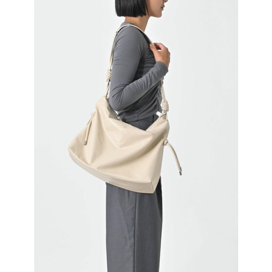 SALE60%OFF エギュゼ iGUISER ボトムス 24秋冬 leather rope strap bag（IVORY） レザーロープストラップバッグ ショルダーバッグ 大容量 内ポケット ig-ig032 |  | 07